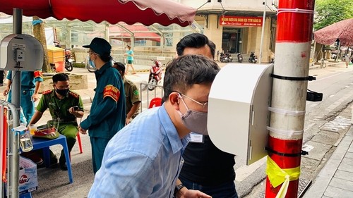 Un científico vietnamita crea “ojos inteligentes” para detectar casos de riesgo de infección por covid-19 - ảnh 1