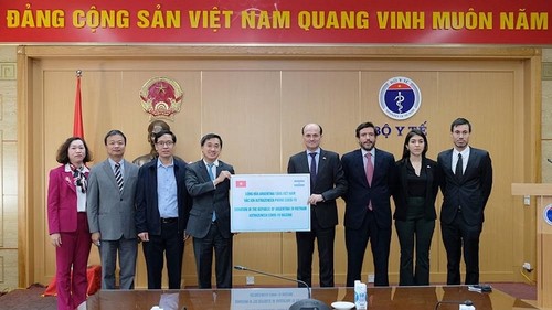 Vietnam recibe 500 mil dosis de vacunas donadas por Argentina  - ảnh 1