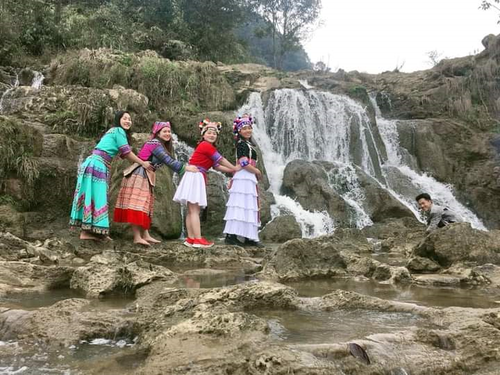 La cascada de Lung Phinh, un destino turístico atractivo en Lao Cai - ảnh 1