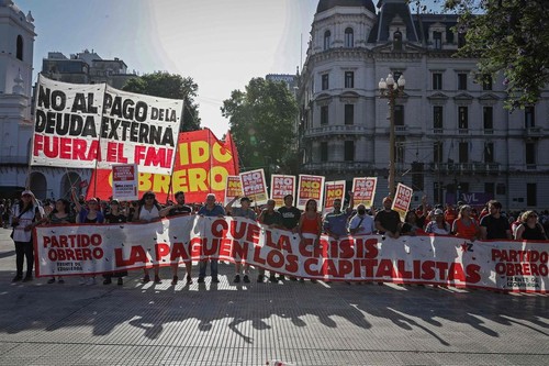Miles de personas marchan en Buenos Aires para rechazar el acuerdo con el FMI - ảnh 1