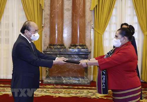El presidente de Vietnam recibe a embajadores extranjeros - ảnh 1