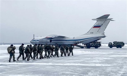 Llegan a Kazajistán las primeras unidades de la fuerza pacificadora de Rusia  - ảnh 1