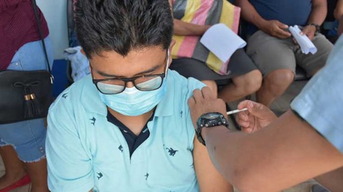 Guatemala impulsa jornada nacional de vacunación contra el covid-19 - ảnh 1