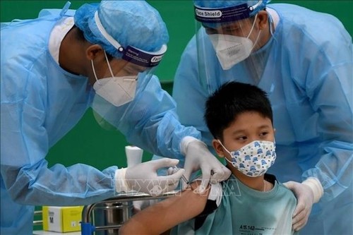 Tres localidades vietnamitas desplieguen la vacunación contra el covid-19 a niños de 5 a 12 años - ảnh 1