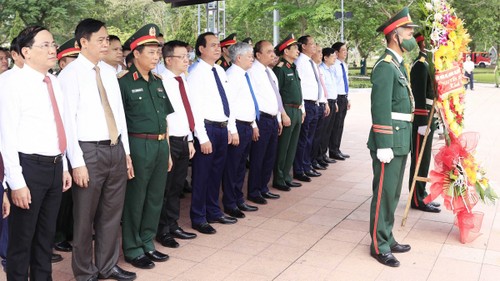 El jefe de Estado rinde homenaje a los héroes y mártires caídos en la antigua ciudadela de Quang Tri - ảnh 1