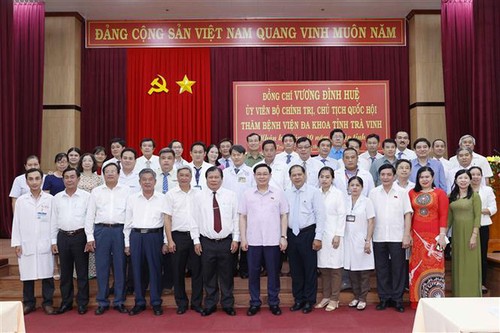 Presidente del Parlamento se reúne con dirigentes de Tra Vinh - ảnh 1