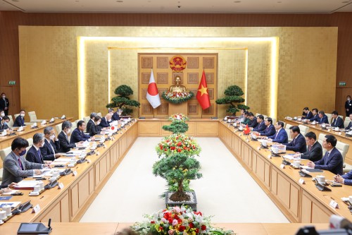 Primer ministro de Vietnam conversa con su homólogo japonés  - ảnh 1