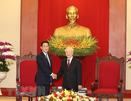 Premier japonés se entrevista con el máximo líder político de Vietnam  - ảnh 1