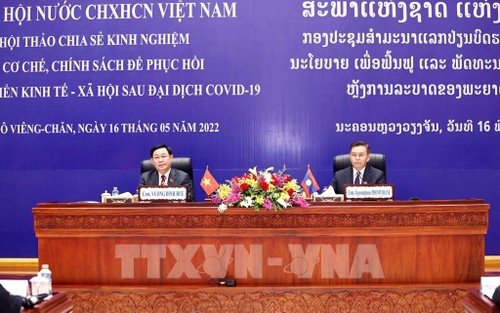 Vietnam y Laos comparten experiencias sobre desarrollo socioeconómico posterior al covid-19  - ảnh 1
