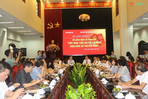 Presentan la serie de libros electrónicos “Vietnam en la era de Ho Chi Minh - Crónica en la televisión” - ảnh 1
