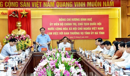 Presidente de la Asamblea Nacional se reúne con dirigentes de la provincia de Ha Tinh - ảnh 1