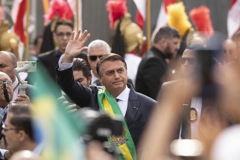 El tribunal electoral de Brasil prohíbe a Bolsonaro uso de imágenes cívicas con fin electoral - ảnh 1