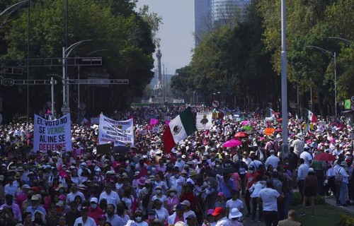 Miles de mexicanos marchan en repudio a la reforma electoral - ảnh 1