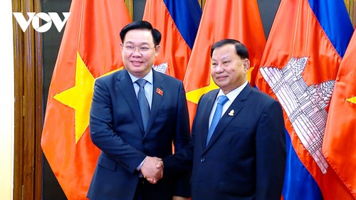 Presidente de la Asamblea Nacional de Vietnam se reúne con dirigentes de Camboya - ảnh 2