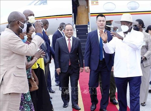 Presidente de la República de Uganda comienza visita oficial a Vietnam - ảnh 1