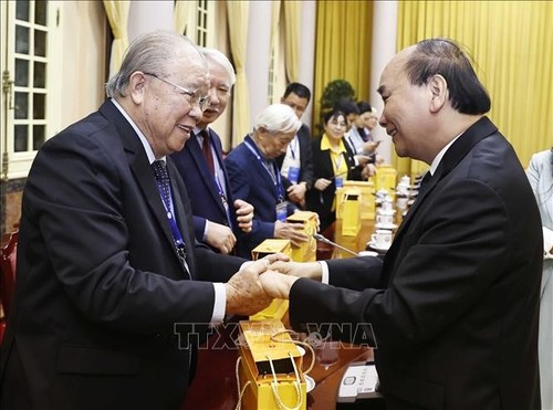 Presidente de Vietnam recibe a científicos y economistas de la ASEAN  - ảnh 1