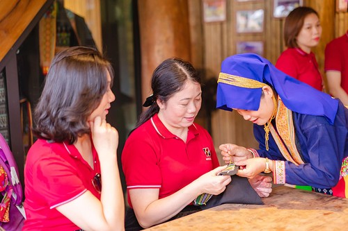 El turismo comunitario, impulsor de la prosperidad para compatriotas étnicos en Quang Ninh - ảnh 2