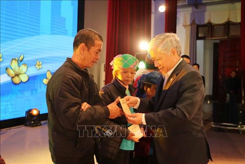 Dirigentes vietnamitas extienden mejores deseos del Tet a pobladores y trabajadores necesitados - ảnh 1