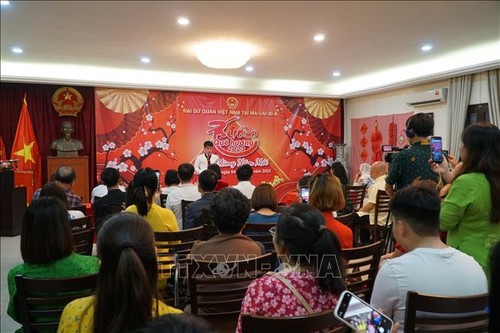 Vietnamitas residentes en Malasia y Australia celebran la fiesta tradicional del Tet - ảnh 1