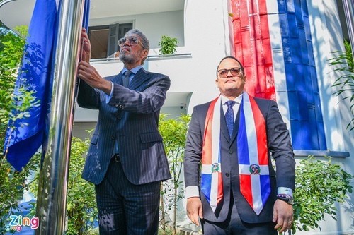 Primer izamiento de la bandera dominicana en Hanói  - ảnh 1