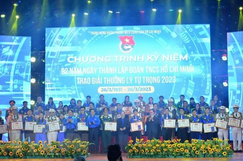 Otorgan premio Ly Tu Trong a 100 miembros destacados de la Unión de Jóvenes Comunistas Ho Chi Minh - ảnh 1