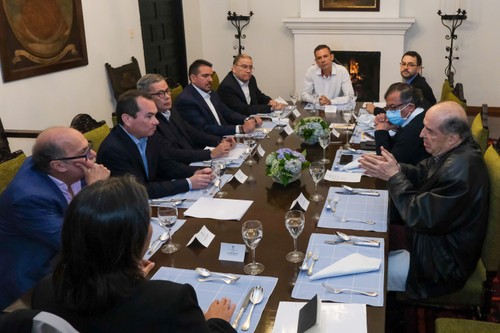 Opositores venezolanos respaldan reanudación de mesas de diálogo con el gobierno en Colombia - ảnh 1