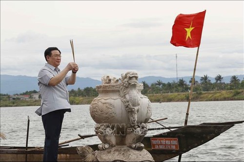 Líder del Legislativo rinde homenaje a héroes de guerra y personas meritórias en Quang Tri - ảnh 1