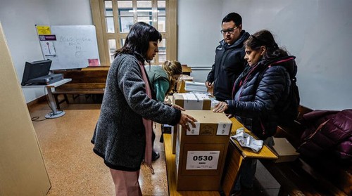 Argentinos acuden a las urnas para elecciones primarias - ảnh 1