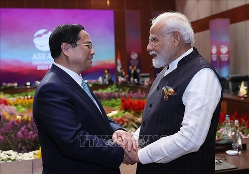 Prosiguen actividades del Premier vietnamita al margen de la 43 Cumbre de la ASEAN - ảnh 1
