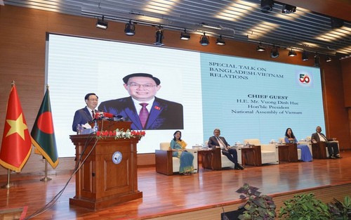 Titular del Parlamento vietnamita se pronuncia en la Academia Diplomática de Bangladesh - ảnh 1