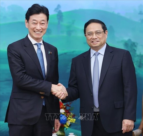 Primer Ministro de Vietnam recibe al Ministro de Economía, Comercio e Industria de Japón - ảnh 1