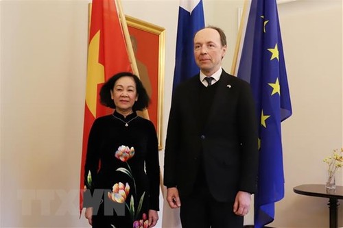Concluye visita de trabajo a Finlandia dirigente partidista de Vietnam - ảnh 1