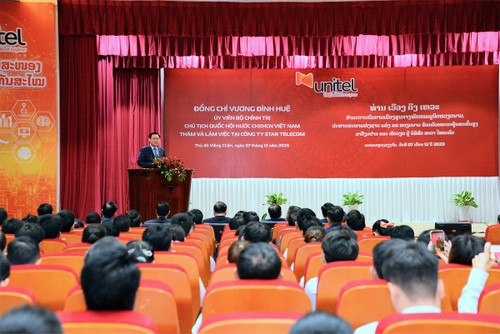 Presidente del Parlamento de Vietnam se reúne con dirigentes de la empresa Star Telecom en Laos - ảnh 1