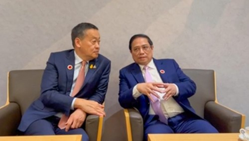 Jefe del Gobierno vietnamita se reúne con líderes regionales al margen de la Cumbre ASEAN-Japón - ảnh 1