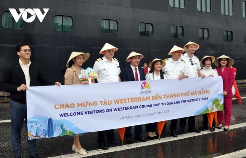 Primeros turistas extranjeros llegan a Da Nang por vía marítima en 2024  - ảnh 1