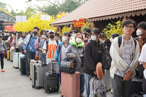Más de mil estudiantes regresan a casa para las vacaciones del Tet en varios autobuses gratuitos - ảnh 1