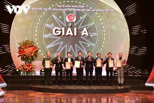 Premio “Martillo y Hoz de oro” refleja vívida y oportunamente acontecimientos políticos del Partido Comunista de Vietnam - ảnh 1
