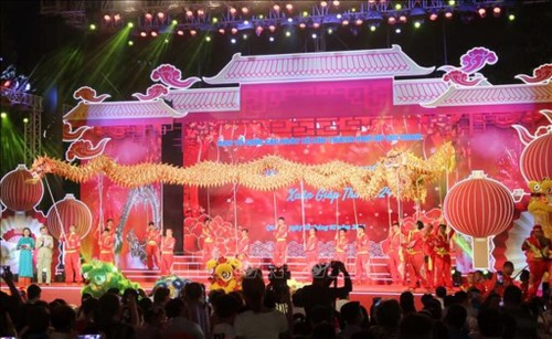 Vietnamitas celebran festival de luna llena de enero lunar - ảnh 1