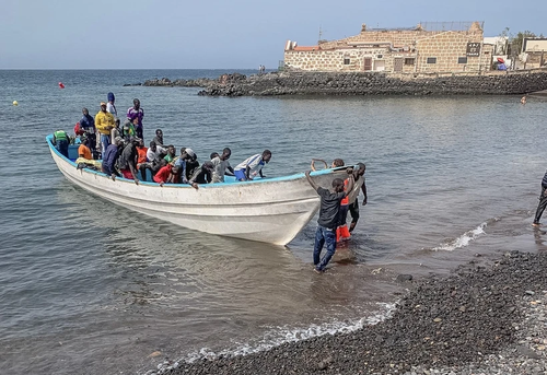 Mueren al menos 7 inmigrantes ilegales frente a costas de Islas Canarias - ảnh 1