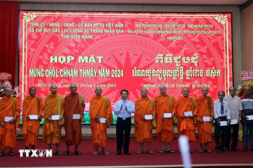 Dirigentes felicitan al pueblo jemer en Kien Giang con motivo del festival Chol Chnam Thmay  - ảnh 1