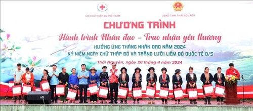  Entrega de obsequios y exámenes médicos gratuitos a los necesitados de Thai Nguyen - ảnh 1