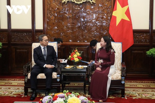 Presidenta interina de Vietnam recibe a embajadores de Japón y Argelia - ảnh 1