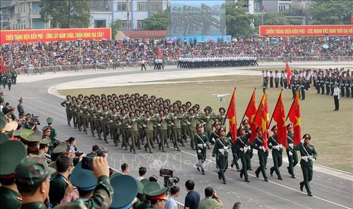 Ensayan desfile militar por 70.° aniversario de la victoria de Dien Bien Phu - ảnh 1