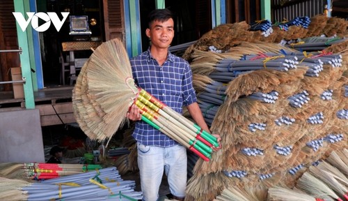 An Giang apuesta por preservar el oficio tradicional de elaborar escobas de hierbas - ảnh 1