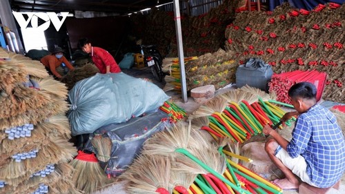 An Giang apuesta por preservar el oficio tradicional de elaborar escobas de hierbas - ảnh 2
