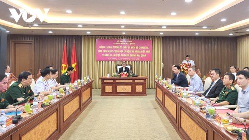 Presidente de Vietnam reafirma la necesidad de construir una fuerza armada integralmente fuerte  - ảnh 1