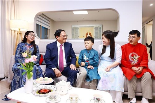 Premier vietnamita visita Complejo de semiconductores del grupo Samsung - ảnh 1