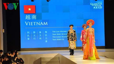 เวียดนามเข้าร่วมการเดินแฟชั่นชุดประจำชาติ Áo dài ในงานนิทรรศการแฟชั่นอาเซียน-จีนปี 2014 - ảnh 1