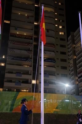 พิธีเชิญธงชาติขึ้นสู่ยอดเสาของคณะนักกีฬาเวียดนามที่เข้าร่วมการแข่งขันกีฬาโอลิมปิก 2016 - ảnh 1