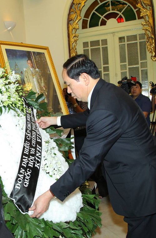 ผู้นำเวียดนามเข้าร่วมพิธีถวายอาลัยพระบาทสมเด็จพระเจ้าอยู่หัวในพระบรมโกศ - ảnh 3
